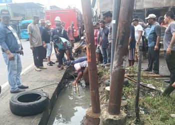 Polsek Pangkalan Berandan Turun ke Parit: Operasi Semut Lawan Sampah dan Ancaman Banjir