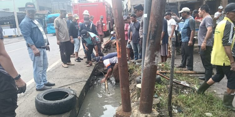 Polsek Pangkalan Berandan Turun ke Parit: Operasi Semut Lawan Sampah dan Ancaman Banjir