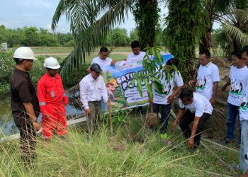 PT EMP Gebang dan Warga Tapak Kuda Tanam Pohon