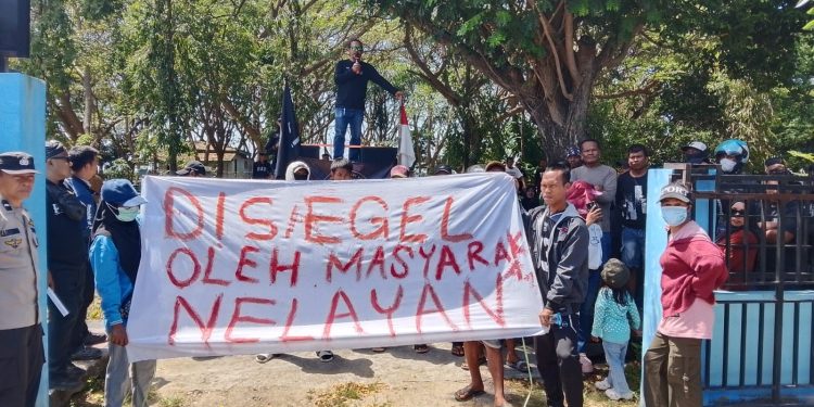 Lembaga PATI Segel Dua Kantor di Bulukumba, Desak Cabang Dinas Kelautan Ambil Alih Agenda Pertemuan Nelayan