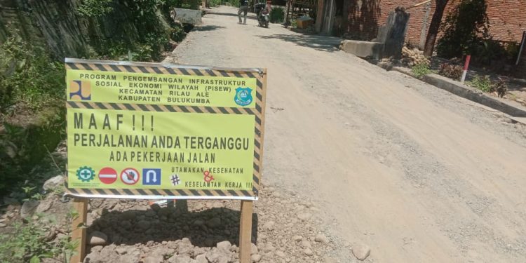 Proyek Paving Blok di Desa Bontomanai Diduga Bermasalah, Aktivis Akan Lapor Inspektorat dan Kejaksaan