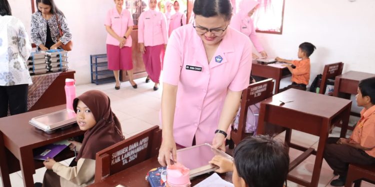 Yayasan Kemala Bhayangkari Polres Labuhanbatu Membagikan Makan Bergizi Gratis