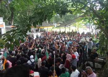 DUM! Ledakan Misterius Gegerkan Aksi Massa di DPRD Langkat, Aparat Panik Tiarap