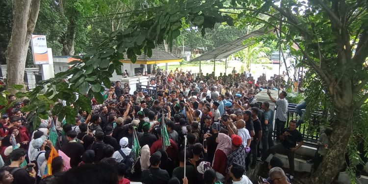 DUM! Ledakan Misterius Gegerkan Aksi Massa di DPRD Langkat, Aparat Panik Tiarap