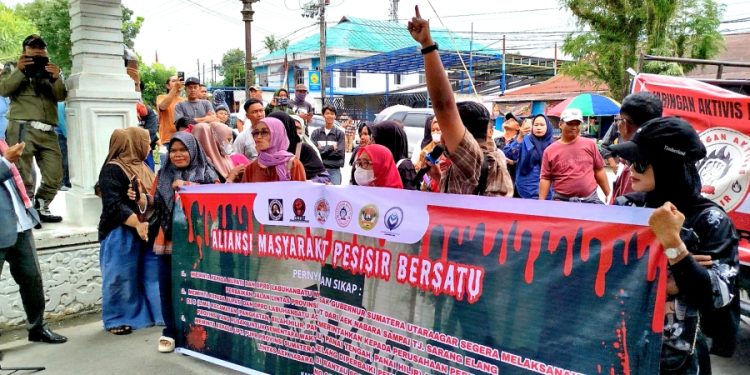 Jalan Pesisir Labuhanbatu Rusak Parah, Massa  Berunjukrasa