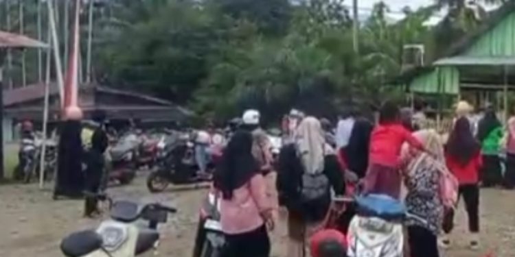 Sudah Meresahkan Warga, Puluhan Emak Emak Geruduk Cafe Cafe Di Nagari Aia Gadang Pasaman Barat