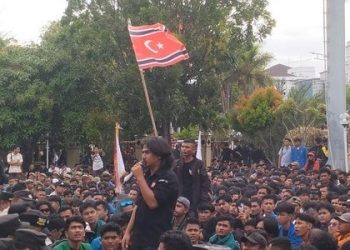 Dari Tiang Bendera DPRA, Rakyat Aceh Paksa Parlemen Tunduk pada Jalanan