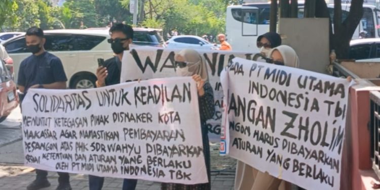 Puluhan Warga Gelar Demo di Kantor Disnaker Makassar, Protes PHK Karyawan Alfamidi