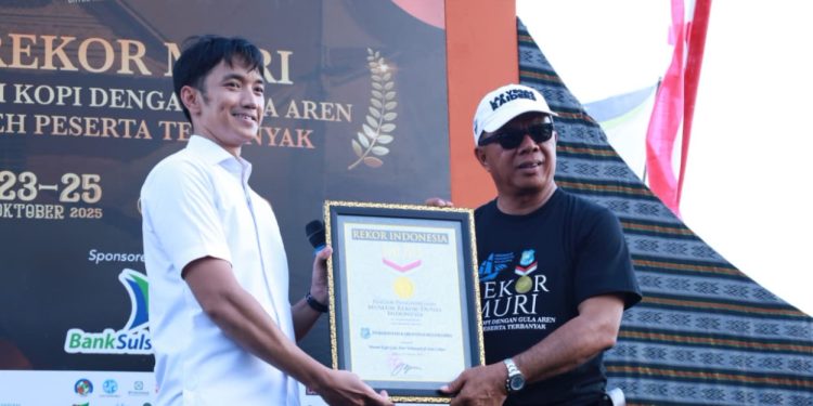 Pecahkan Rekor MURI! 11.172 Peserta Minum Kopi Gula Aren di Festival Pinisi Bulukumba 2025