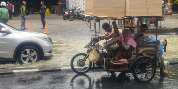 Banjir Besar Kepung Medan: Wali Kota Rico Akui Hampir Seluruh Kecamatan Terendam