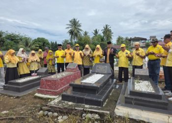 Peringati HUT Ke-61 Partai Golkar, DPD Partai Golkar Pasbar Ziarah Kemakam Pahlawan dan Doa Bersama