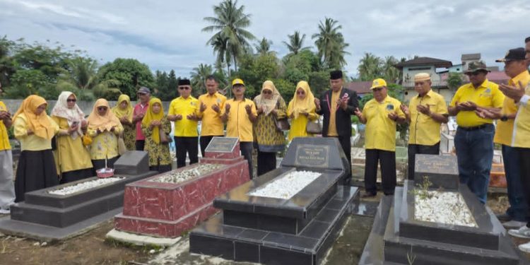 Peringati HUT Ke-61 Partai Golkar, DPD Partai Golkar Pasbar Ziarah Kemakam Pahlawan dan Doa Bersama