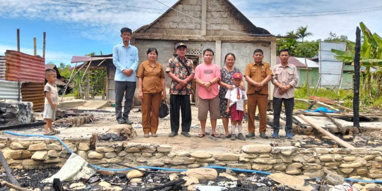 SD Negeri 078573 Balohao Tunjukkan Solidaritas, Ulurkan Tangan untuk Kades Balohao yang Rumahnya Ludes Terbakar