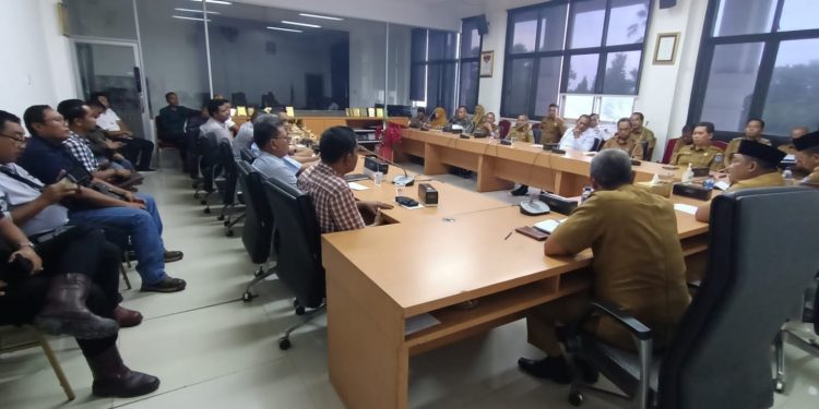 Rapat Koordinasi Jalan Rusak Berujung Antiklimaks, Wabup Labuhanbatu Terkesan “Dikacangi” Perusahaan Sawit