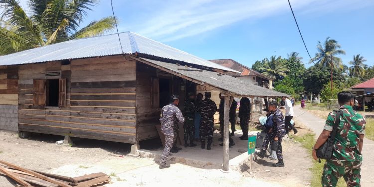 Rumah Warga Kurang Mampu di Nagari Katiagan di Rehab TNI