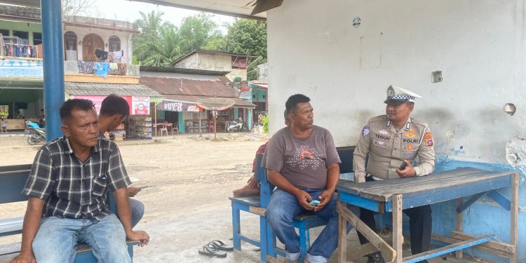 Satlantas Polres Pasbar Sambangi Para Sopir, Beri Edukasi dan Sosialisasi Tertib Lalu Lintas