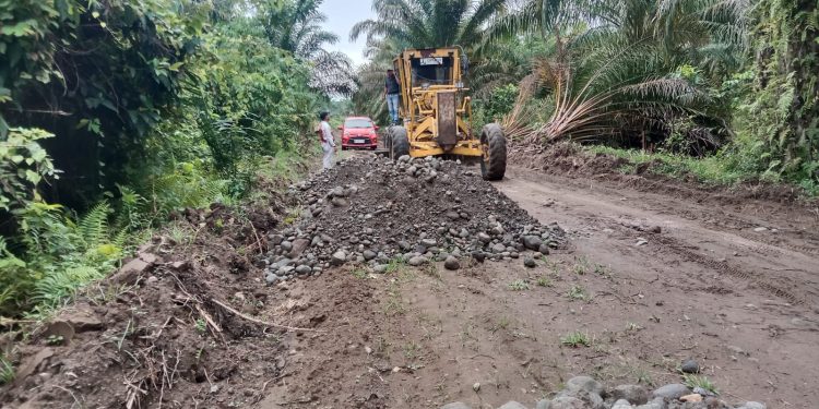 Masyarakat Hadir Sukerela Bantu Program TMMD di Nagari Katiagan