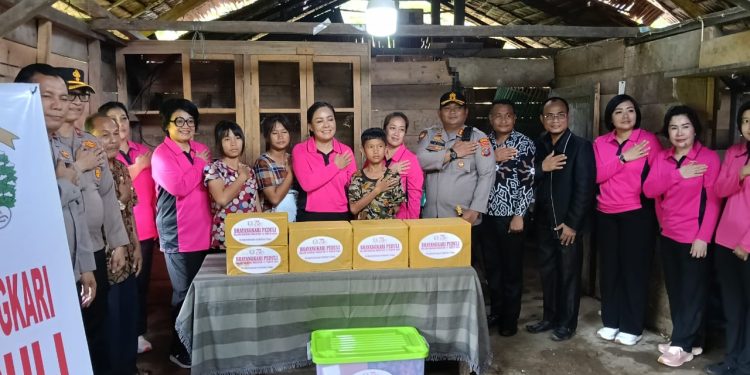 Sentuhan Ibu Bhayangkari Diujung Nias, Ny Monarika W Hermawan Bawa Harapan bagi Yatim Piatu Desa Mehaga