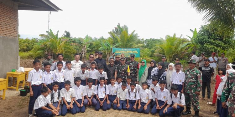 Kepala Tim Wasev dari Mabesad TNI Brigjen TNI Heru Lang Lang Buana Beri Memotivasi Siswa SMP Harapan Mandiangin