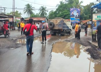 Polisi Turun ke Jalan, Warga Gotong Royong Timbun Lubang di Tanjung Pura