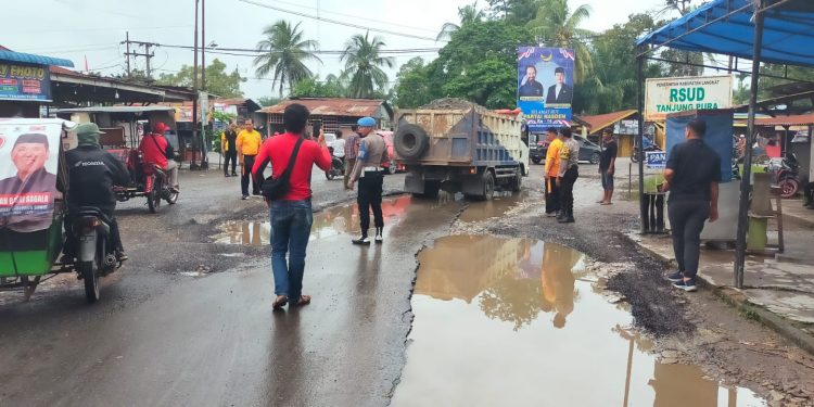 Polisi Turun ke Jalan, Warga Gotong Royong Timbun Lubang di Tanjung Pura