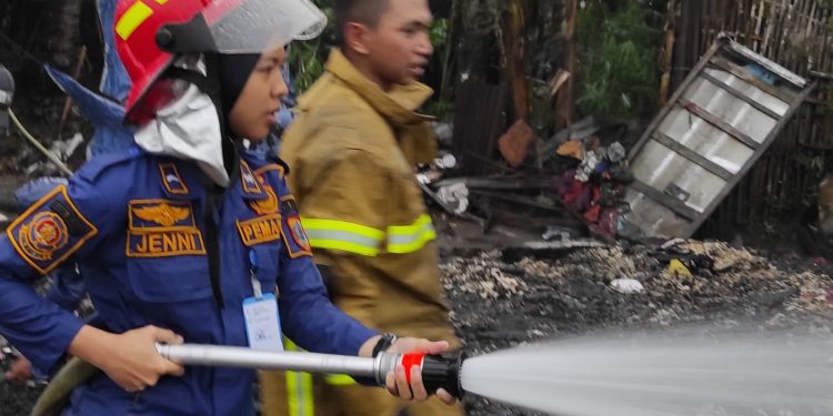 Jenni Liliana Srikandi Damkar Pemalang,Tidak Takut Api Saat Bertugas