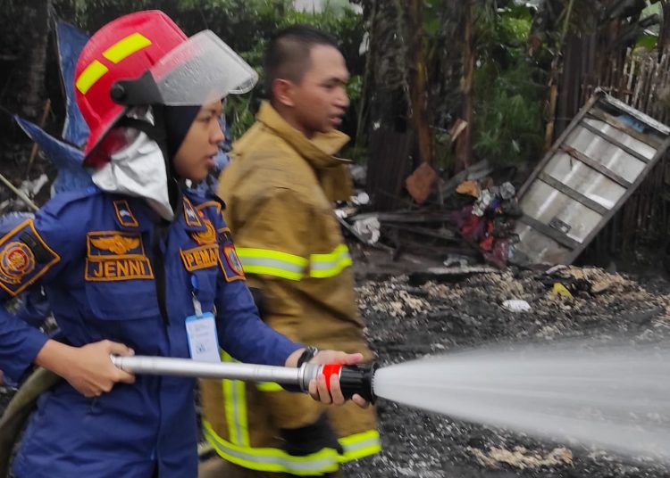 Jenni Liliana Srikandi Damkar Pemalang,Tidak Takut Api Saat Bertugas