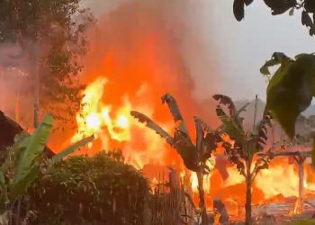 Dibawah Guyuran Hujan Satu Rumah di Pemalang Ludes Terbakar