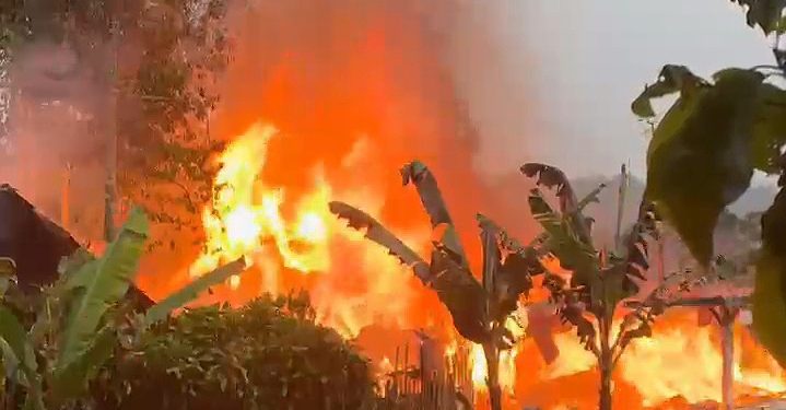 Dibawah Guyuran Hujan Satu Rumah di Pemalang Ludes Terbakar