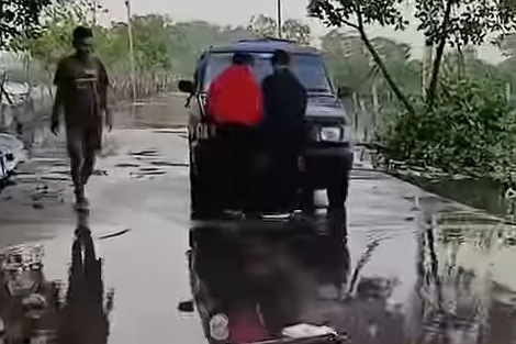 Ganasnya Banjir Rob di Pemalang Membuat Kendaraan Alami Kerusakan