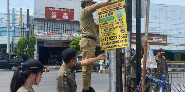 Menganggu Jalan Sejumlah Reklame Liar Ditertibkan Satpol PP Pemalang