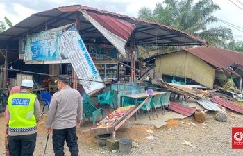 Bus ALS Tabrak Warung di Labusel, Lima Luka, Sopir Kabur Usai Maut Nyaris Mengintai di Jalinsum