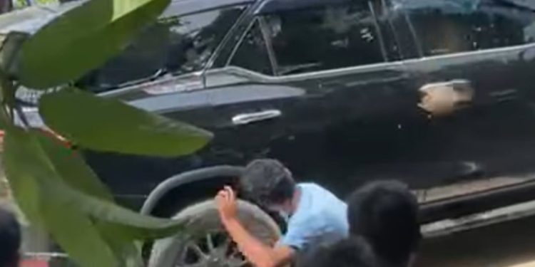 Mobil Kapolres Kuansing Hancur Dihujani Batu