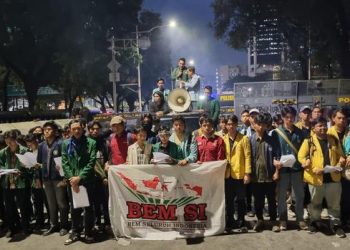 “Cukup Satu Tahun!”  Teatrikal, Flare, dan Teriakan Mahasiswa di Patung Kuda Membara Sebelum Bubar