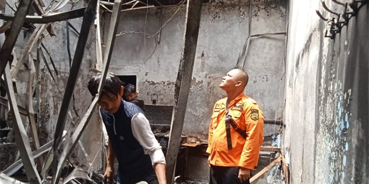 Rumah Hakim Khamozaro Waruwu Pengadil Kasus Topan Ginting Terbakar, Ada Apa Dibalik Api di Medan Selayang?
