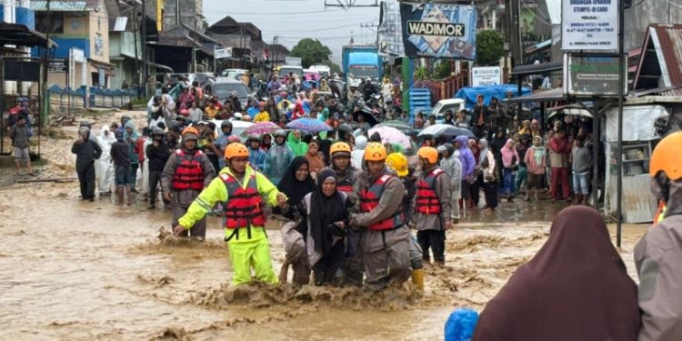 Banjir–Longsor Tapanuli Selatan 15 Tewas, Ribuan Mengungsi, 11 Kecamatan Lumpuh