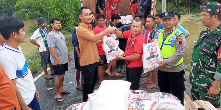 1 Ton Beras dan Logistik, Ketua DPRD Dirwansyah Hadir Langsung di Lokasi Banjir
