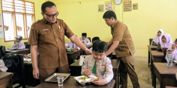 Sekda Pasbar Doddy San Ismail Resmikan Dapur MBG Sungai Aur