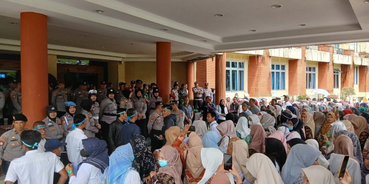 Ratusan Honorer Aksi damai di DPRD, Mereka Desak DPRD Memanggil Bupati Pasaman Barat, Ini Alasannya..