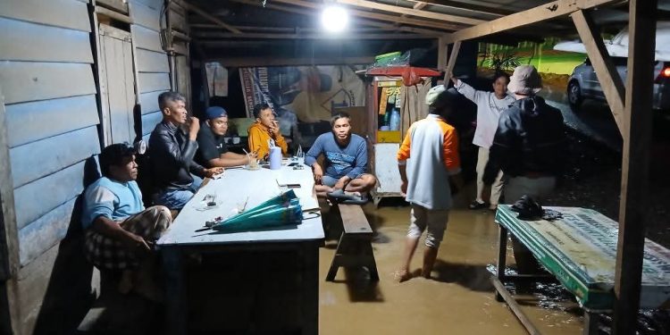 Setelah di Nagari Aia Gadang, Rommy Chandra Langsung Tinjau Lokasi Banjir dan Salurkan Bantuan di Jorong Tanjung Pangkal