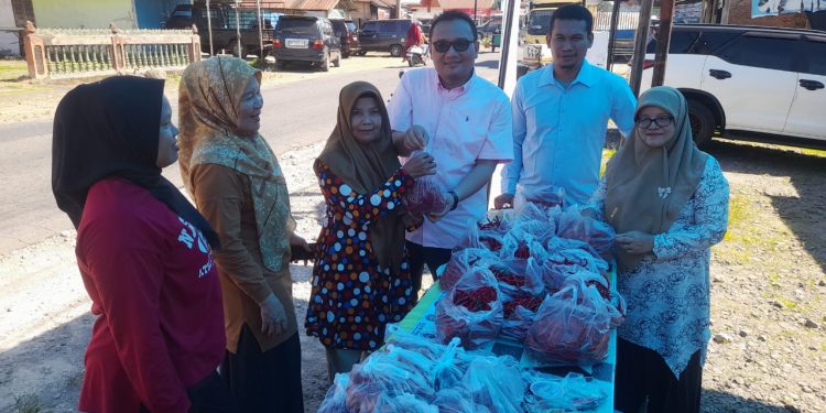 Sekda Pasbar Doddy San Ismail Pantau Langsung Kegiatan Pangan Murah di Simpang Empat
