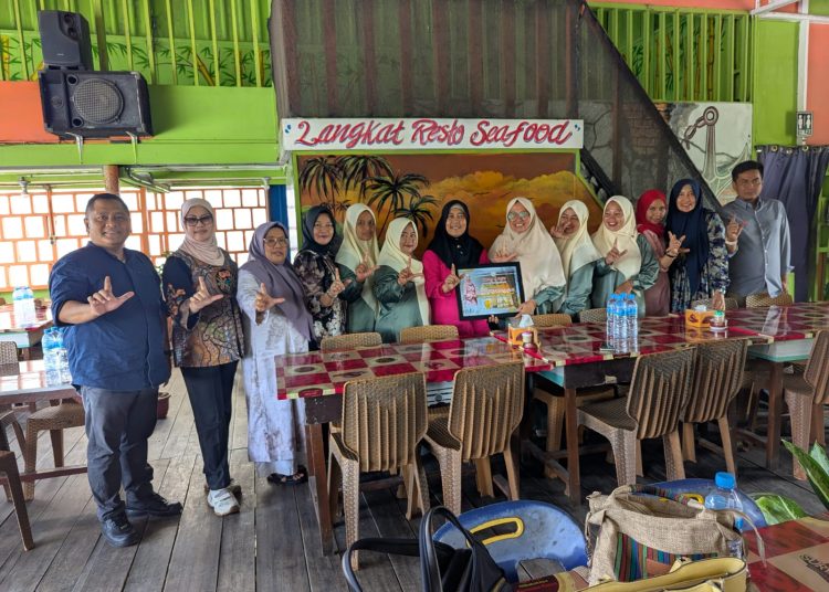 Srikandi Langkat yang Lembut dan Tegar, Yayasan Al Farizd Anugerahi Ny Endang Syah Afandin Tokoh Perempuan Peduli Anak