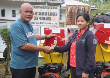 Bupati Amizaro Waruwu Bagikan 10 Unit Alat dan Mesin Pertanian ke Kelompok Tani