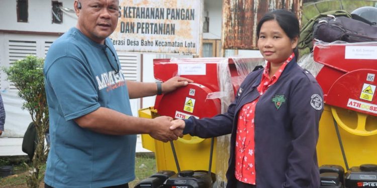 Bupati Amizaro Waruwu Bagikan 10 Unit Alat dan Mesin Pertanian ke Kelompok Tani