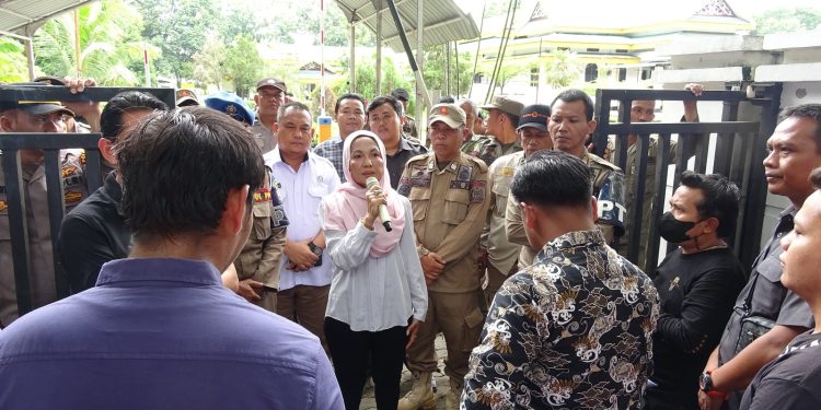 Mahasiswa Orasi di DPRD Langkat, Desak Tutup Diskotik Blue Night yang Diduga Sarang Narkoba