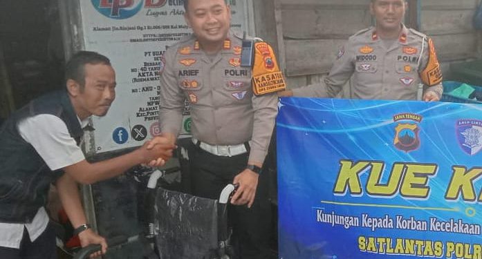 Korban Kecelakaan Terharu Saat Menerima Bantuan Dari Satlantas Polres Pemalang