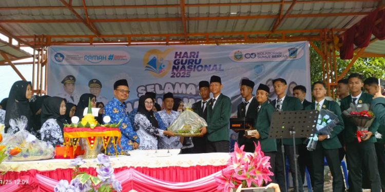 SMA Negeri 3 Panyabungan Ledakkan Semangat HUT Guru ke-80