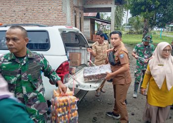 Pemda Pasbar Salurkan Bantuan Pangan Kepada Para Pengungsi Terdampak Banjir di Nagari Rantau Panjang