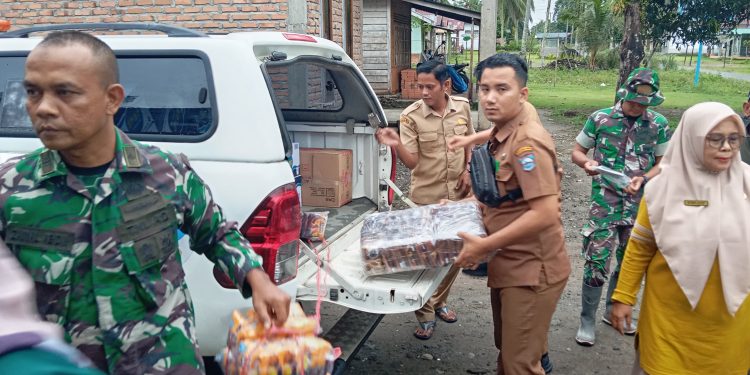 Pemda Pasbar Salurkan Bantuan Pangan Kepada Para Pengungsi Terdampak Banjir di Nagari Rantau Panjang