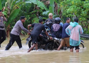 Kapolres Pasaman Barat Terjunkan Personel Bantu Tanggap Bencana Disetiap Kecamatan Terdampak Banjir dan Longsor